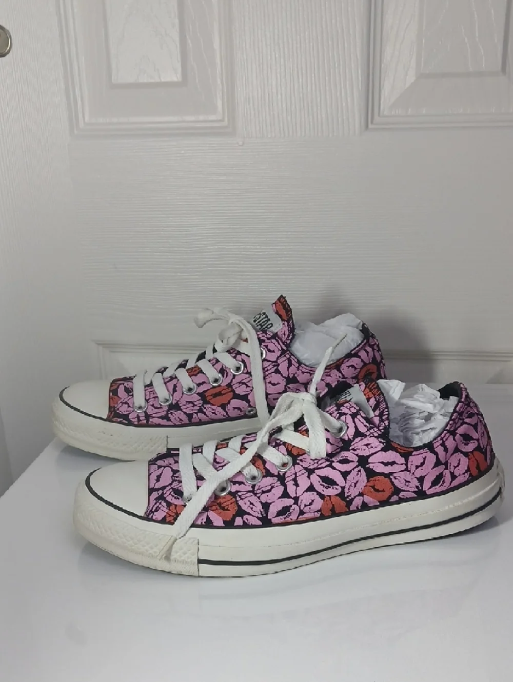 Converse Chuck Taylor All Star Low Top Pink & Red Lip Print Sneakers - Picture 4 of 16